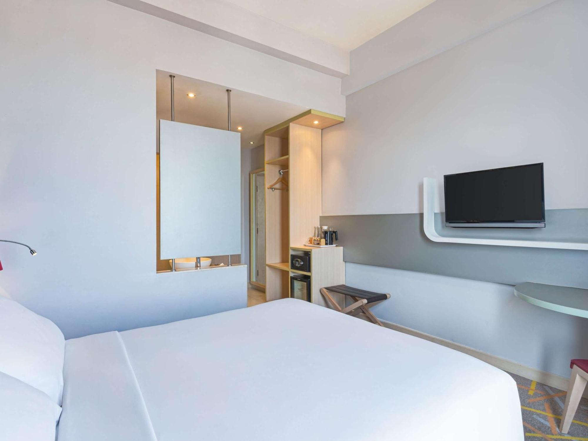 Ibis Styles Malang Hotel Exterior foto